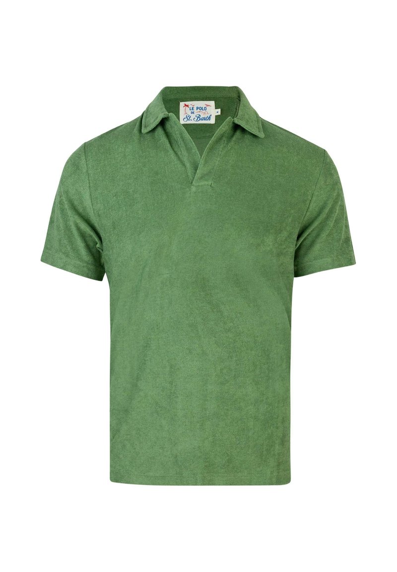 Polo verde a maniche corte in tessuto morbido, con colletto piatto e una finitura a trama sottile. L'etichetta riporta "Le Polo de St. Barth."