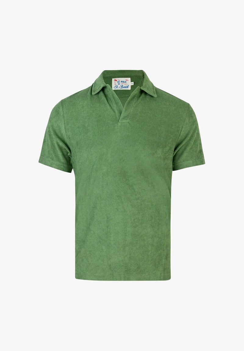 Polo verde a maniche corte in tessuto morbido, con colletto piatto e una finitura a trama sottile. L'etichetta riporta "Le Polo de St. Barth."