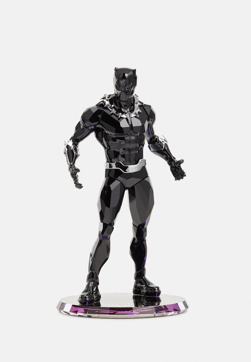 Figurine de super-héros noire et facettée sur une base circulaire et miroir, présentant des angles vifs, des accents métalliques et un col distinct.