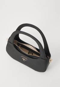 Sac à main noir en matériau texturé avec un design incurvé, deux poignées courtes et des accessoires en or. L'intérieur dispose d'une poche zippée.