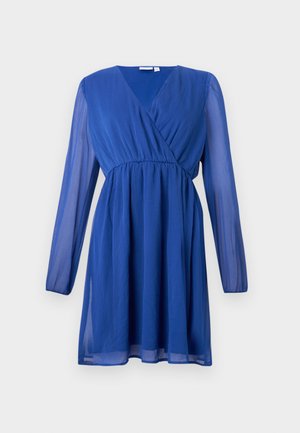 Vestido largo de gasa azul con mangas largas, escote en V, cintura fruncida y falda fluida sobre fondo liso.