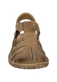 Braune Ledersandalen mit offener Zehenpartie, mehreren seitlichen Riemen und weißen Nähten. Texturierte Gummisohle ist an der Unterseite sichtbar.