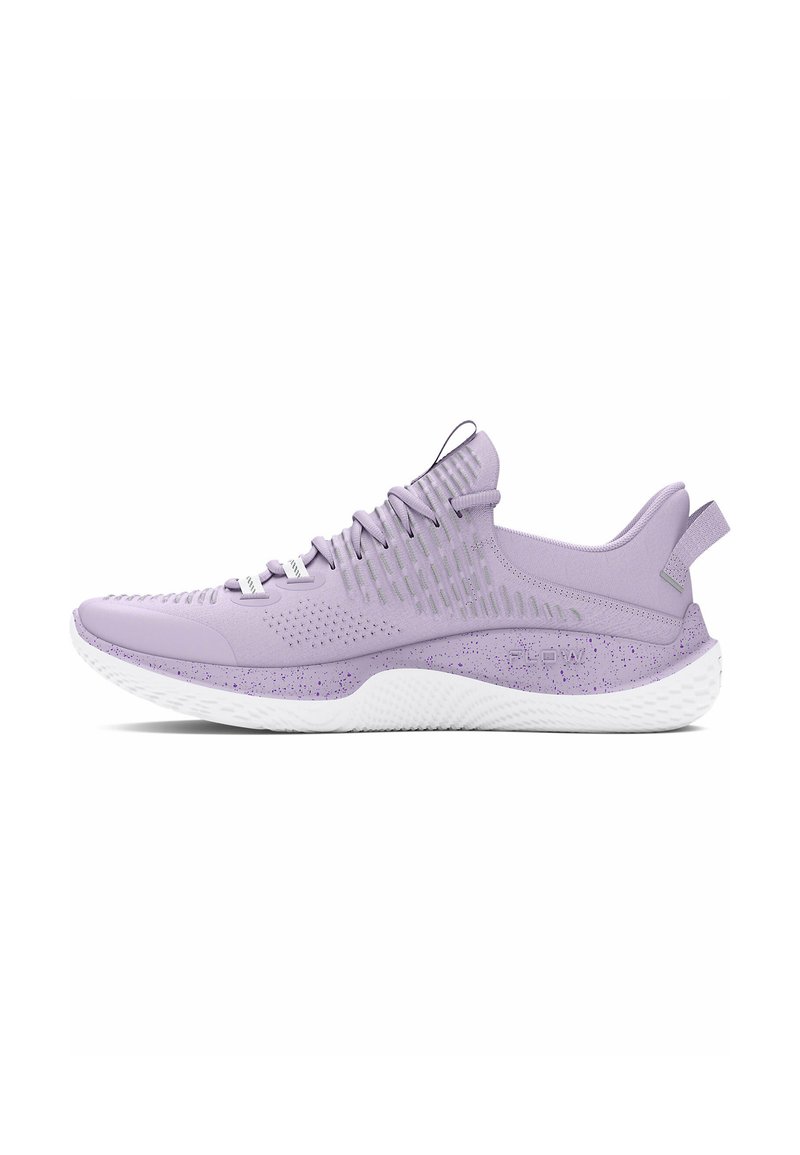 Zapatilla deportiva de color púrpura claro con un upper texturizado, sistema de lazada prominente, suela blanca con motas moradas y una pestaña en el talón.