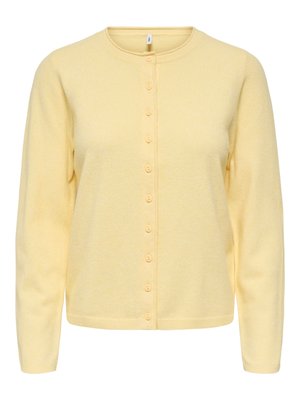 Cardigan jaune tricoté à manches longues, col rond, et fermeture à boutons sur le devant ; texture légère et tissu doux.