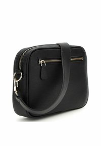 Sac à main en cuir noir avec une surface texturée, de forme rectangulaire, avec une fermeture zippée sur le dessus et une bandoulière amovible. Présente une poche avant avec un détail zippé.