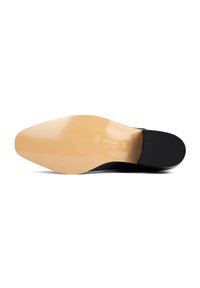 Pantof cu toc înalt, negru, cu o talpă netedă și lucioasă, având un design curbat și marcaje subtile, poziționat plat pe un fundal alb.