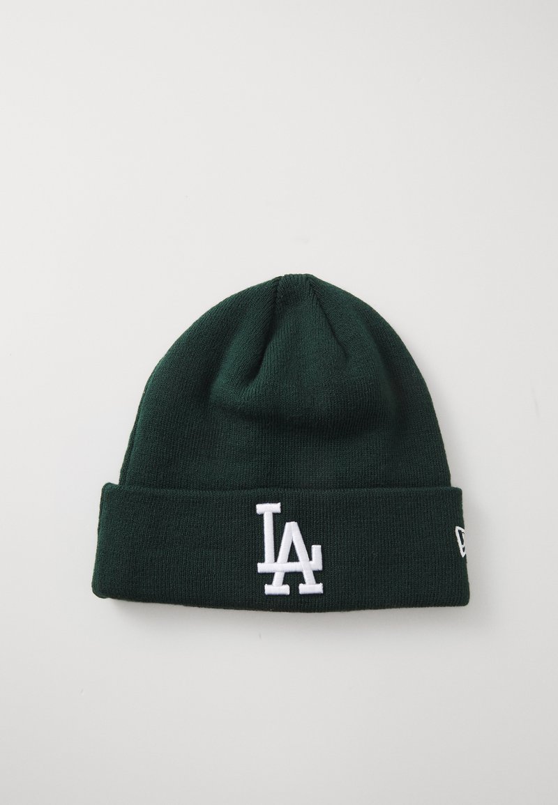 Gorro de malhas verde com bainha dobrada, com um logo "LA" bordado em branco na frente. Textura suave, topo circular com leve franzido.