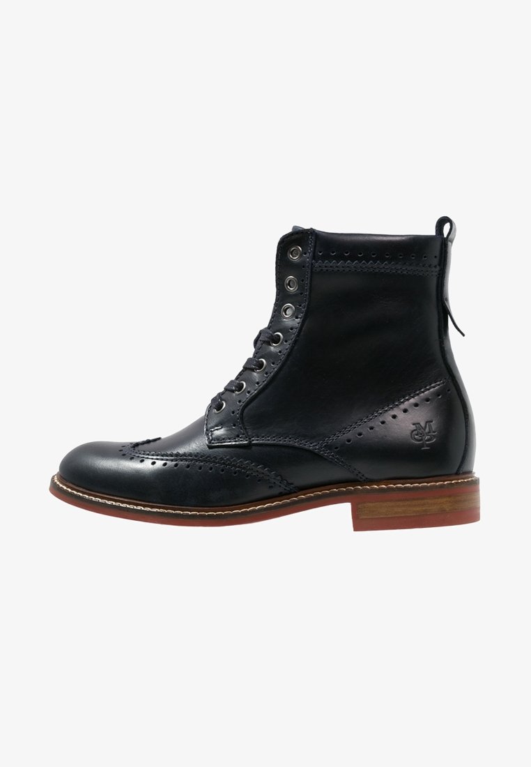 Bottine brogue en cuir noir avec avant à lacets, détails perforés, semelle en cuir et logo de la marque près du talon.