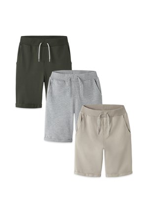 Drie paar casual shorts in donkergroen, lichtgrijs en beige, elk met aantrekkoorden en zijzakken, getoond op een witte achtergrond.