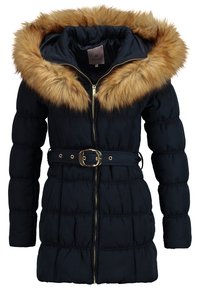 Manteau d'hiver noir matelassé avec fermeture éclair dorée, taille ceinturée et grande capuche bordée de fausse fourrure marron.