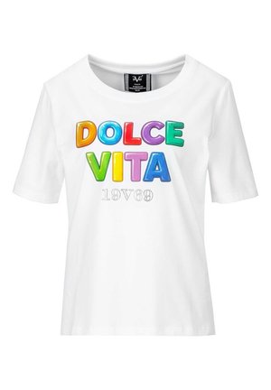 Witte T-shirt met korte mouwen met kleurrijke ballonvormige letters die "DOLCE VITA" spellen en kleinere zilveren tekst "19V69" eronder.