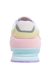 Zapatilla multicolor en tonos pastel de amarillo, rosa y menta, con un acabado en ante texturizado y lengua de malla blanca. Marca "Pepe Jeans" visible en el talón.
