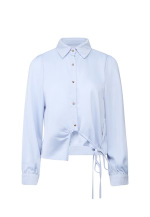 Lyseblå bluse med lange ærmer, knapper foran, en spids krave og en snørede detalje i taljen.