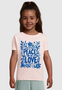 Světle růžové bavlněné tričko se modrými květinovými grafickými prvky a textem "PEACE LOVE". Krátké rukávy a kulatý výstřih.