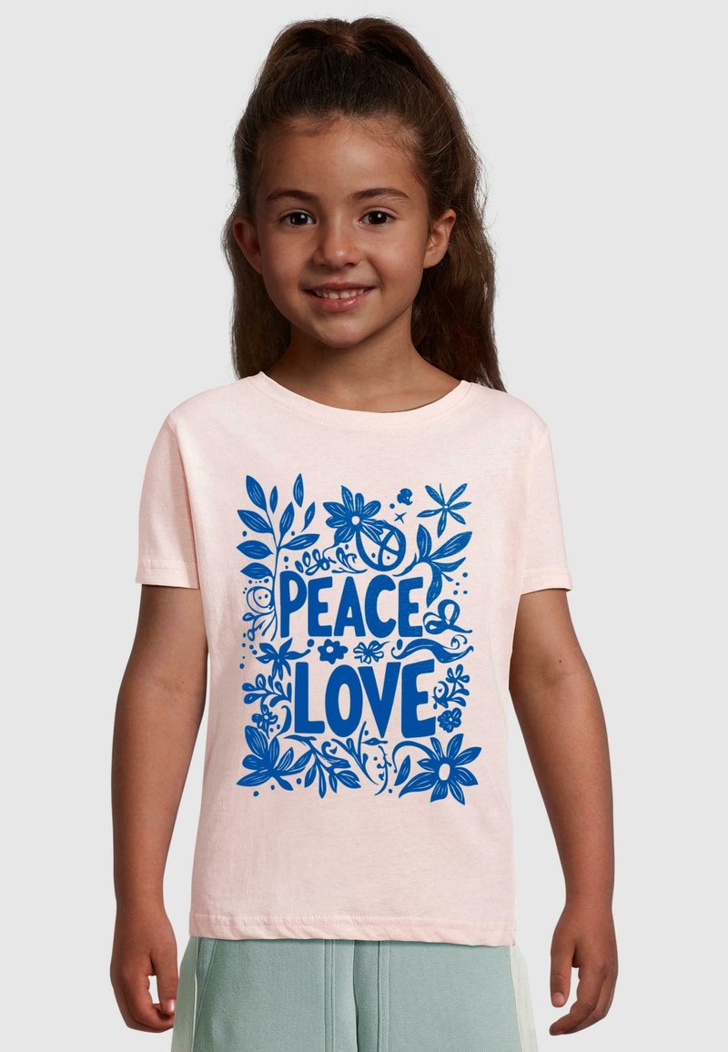 Světle růžové bavlněné tričko se modrými květinovými grafickými prvky a textem "PEACE LOVE". Krátké rukávy a kulatý výstřih.