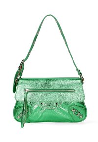 Borsa a tracolla verde metallico con finitura testurizzata, dotata di una pattina superiore, tasca con zip e dettagli metallici argentati. Include una tracolla.