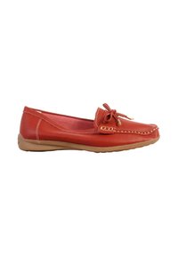 Chaussure plate en cuir rouge style mocassin avec semelle en caoutchouc beige et nœud décoratif avec embouts en métal sur fond blanc.