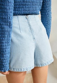 Next REGULAR FIT - Lühikesed teksad - bleach blue