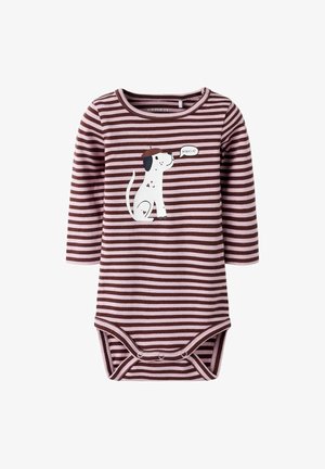 Gestreiftes langärmeliges Body in Bordeauxrot und Hellrosa mit einem weißen Hundegrafik und einer Sprechblase, die "BONJOUR" sagt. Druckknopfverschluss am unteren Ende.