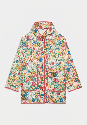 Imperméable à capuche avec motif floral coloré en rouge, jaune, bleu et vert, avec des poches avant et un bord rouge le long des bords.