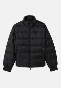 Sort quilted, polstret jakke med høj krave, frontal lynlås, lynlåslommer i siderne og elastiske manchetter på en hvid baggrund.