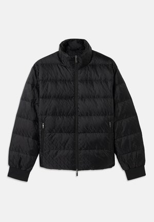 Sort quilted, polstret jakke med høj krave, frontal lynlås, lynlåslommer i siderne og elastiske manchetter på en hvid baggrund.