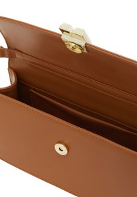 Borsa a tracolla in pelle marrone con accessori in oro, dotata di chiusura a scatto, tasche interne e superficie liscia. Design semplice ed elegante.