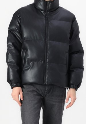 Giacca imbottita nera con colletto alto, design trapuntato orizzontale, polsini elasticizzati e tasche laterali; realizzata in materiale lucido e liscio.