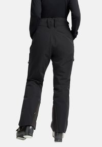 Zwarte skibroek met hoge taille, gladde textuur, verstelbare banden en ritszakken aan de zijkanten. Onderzoom heeft een lichte flare.