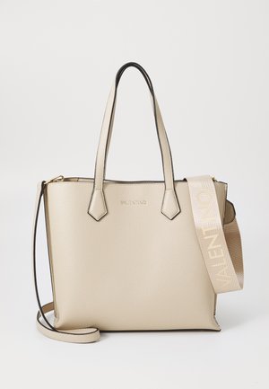 Borsa tote in pelle beige con rifiniture nere. Presenta due manici e una tracolla staccabile con logo. Design strutturato con bordi angolari.