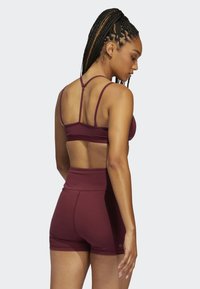 adidas Performance YOGA ESSENTIALS LIGHT-SUPPORT - Sutiã desportivo de suporte ligeiro - shadow red
