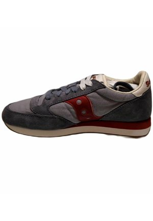 Sneaker in suede grigio e mesh con accenti rossi, lacci bianchi e design a profilo basso. Presenta una suola ammortizzata e un dettaglio logo sul lato.