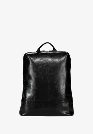 Sac à dos en cuir noir avec une finition lisse et brillante. Il est équipé d'une poignée supérieure, d'une fermeture éclair et d'un logo discret en bas.