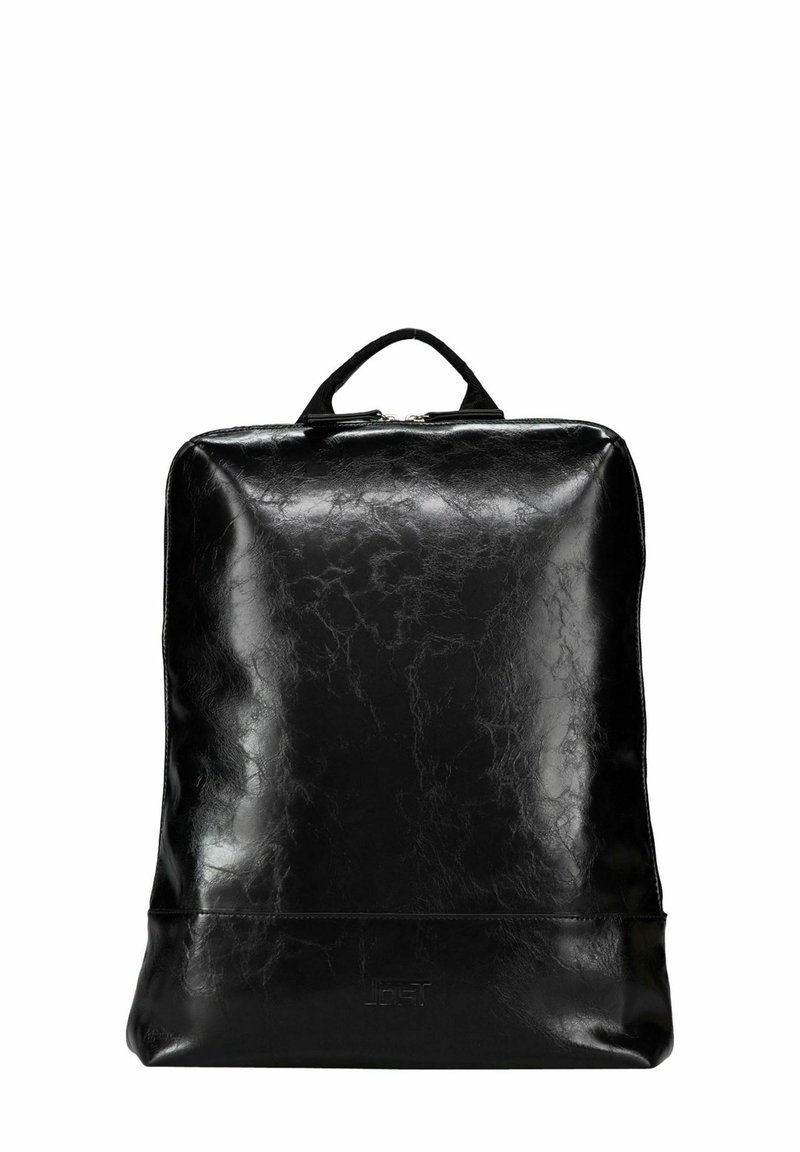 Sac à dos en cuir noir avec une finition lisse et brillante. Il est équipé d'une poignée supérieure, d'une fermeture éclair et d'un logo discret en bas.