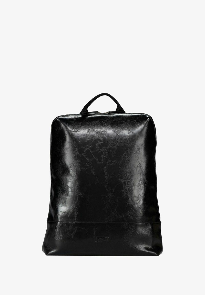 Sac à dos en cuir noir avec une finition lisse et brillante. Il est équipé d'une poignée supérieure, d'une fermeture éclair et d'un logo discret en bas.