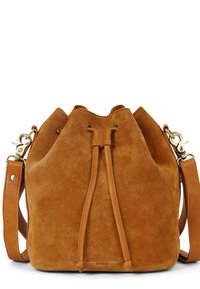 Braune Wildleder-Bucket-Tasche mit Zugverschluss, zwei Lederträgern und Messing-Beschlägen. Glatte Textur und minimalistisches Design.