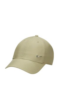Gorra de béisbol color caqui fabricada en tela, con visera curva, detalles cosidos y el logotipo plateado de Nike en el lado frontal izquierdo.