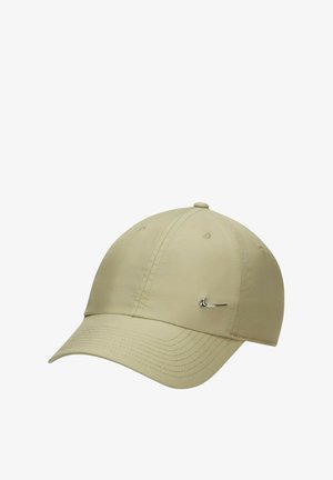 Cappello da baseball khaki in tessuto, con visiera curvata, dettagli cuciti e logo Nike in argento sulla parte sinistra anteriore.