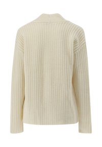 Cremefarbener, gestrickter Pullover mit strukturiertem Muster, langen Ärmeln und einem Schalkragen. Der Rücken hat einen geraden Schnitt mit einer entspannten Passform.