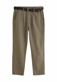 Pantaloni verde oliva con taglio dritto, parte anteriore pleata, due tasche laterali e una cintura intrecciata nera con fibbia argentata.