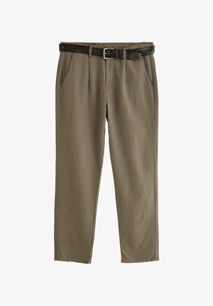 Olijfgroene broek met een rechte snit, geplooid voorpand, twee zijzakken en een geweven zwarte riem met een zilveren gesp.