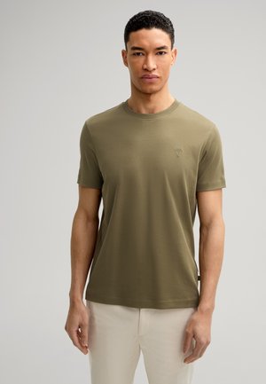 Olijfgroene katoenen t-shirt met korte mouwen, ronde halslijn en klein palmboomlogo op de borst. Gladde textuur, aansluitend ontwerp.