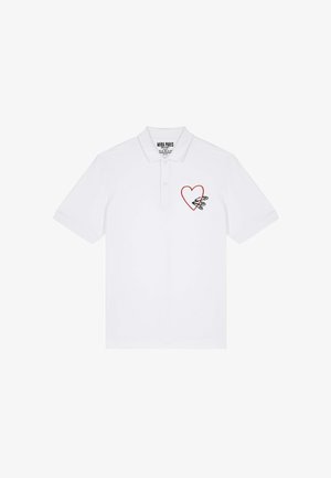 Witte polo shirt van katoen, met een rode hartomtrek en een ontwerp van veiligheidsspelden op de linker borst. Korte mouwen en kraag.