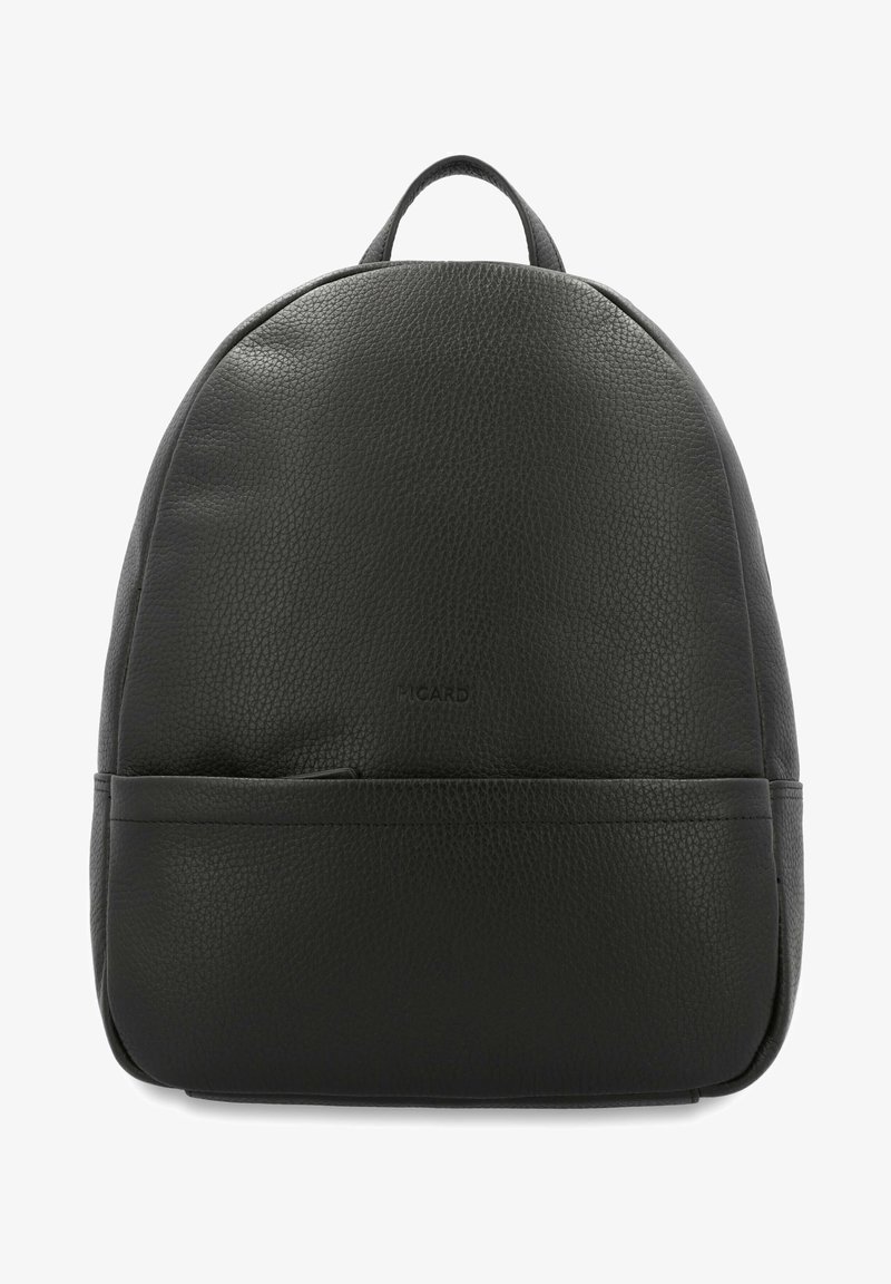 Sac à dos en cuir noir avec un design arrondi, une texture grainée, une poignée supérieure et une poche avant avec un logo discret.
