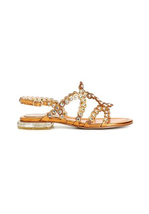 Sandal in oro con tacco a blocco trasparente, caratterizzato da un design decorativo di gioielli circolari e dettagli ondulati sulle cinghie.