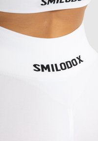 Smilodox CETRINA SEAMLESS SCRUNCH  - Shortsit - weiß