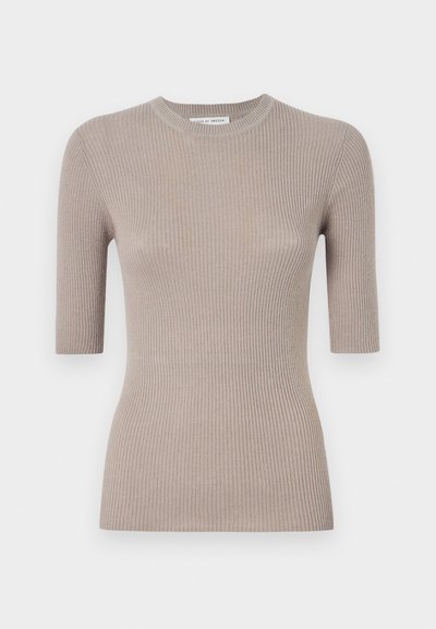 Beige, gerippter Strickoberteil mit kurzen Ärmeln und rundem Halsausschnitt. Hat eine taillierte Form und eine weiche Textur. Keine Muster oder Akzente.