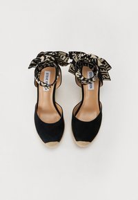 Must must Suede espadrillid, millel on kootud jute tald, kaunistatud mustrilise kangast nööri ja pahkluu rihmaga. Sile sisevooder.