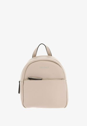 Kleine, runde Rucksack aus weichem beigem Leder. Verfügt über eine vordere Reißverschlusstasche und schwarze Akzente. Inklusive einem Tragegriff oben und verstellbaren Riemen.