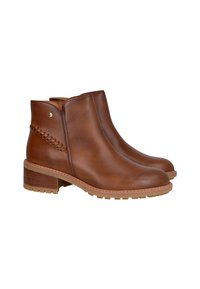 Botas de tobillo de cuero marrón con un pequeño tacón apilado, que cuentan con un detalle trenzado en el lateral y una suela texturizada para mayor tracción.